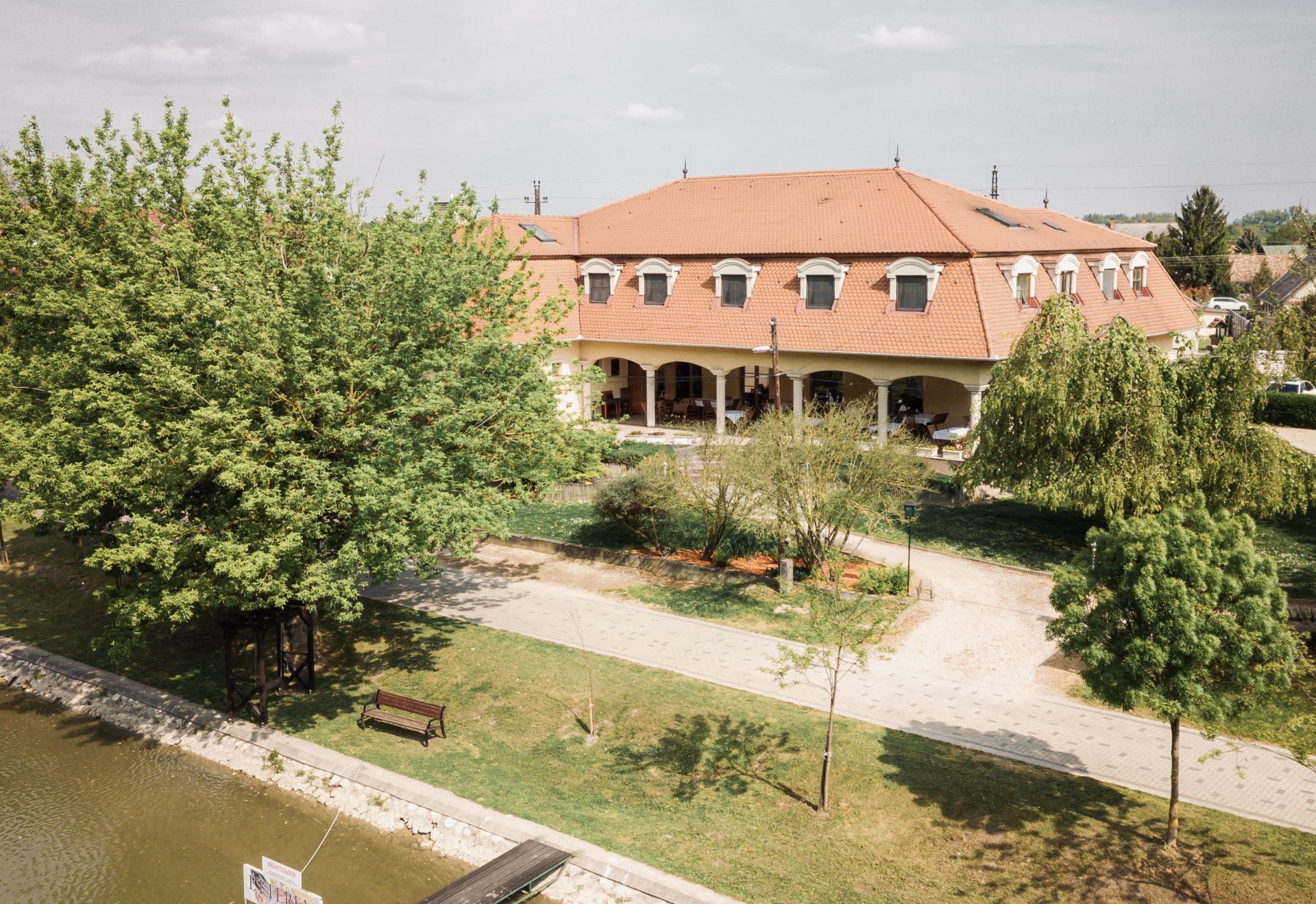 Szigetköz panzió vízparti nyugalomban – a Regia élmény Szigetköz panzió vízparti nyugalomban – a Regia élmény